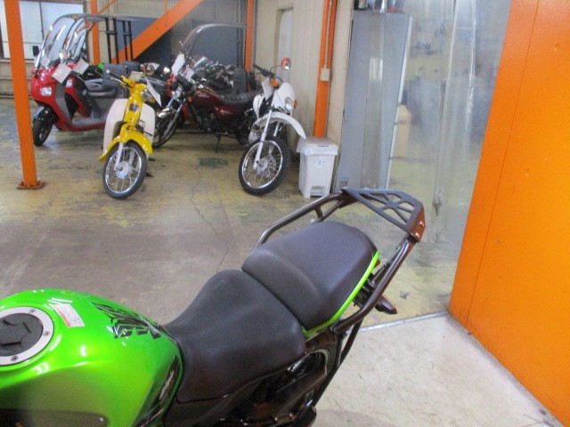 シートもこの通り破れもなければへたりもありません！あるととっても便利な社外キャリアも装備済みですよ！